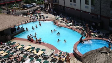 Una piscina al aire libre de temporada