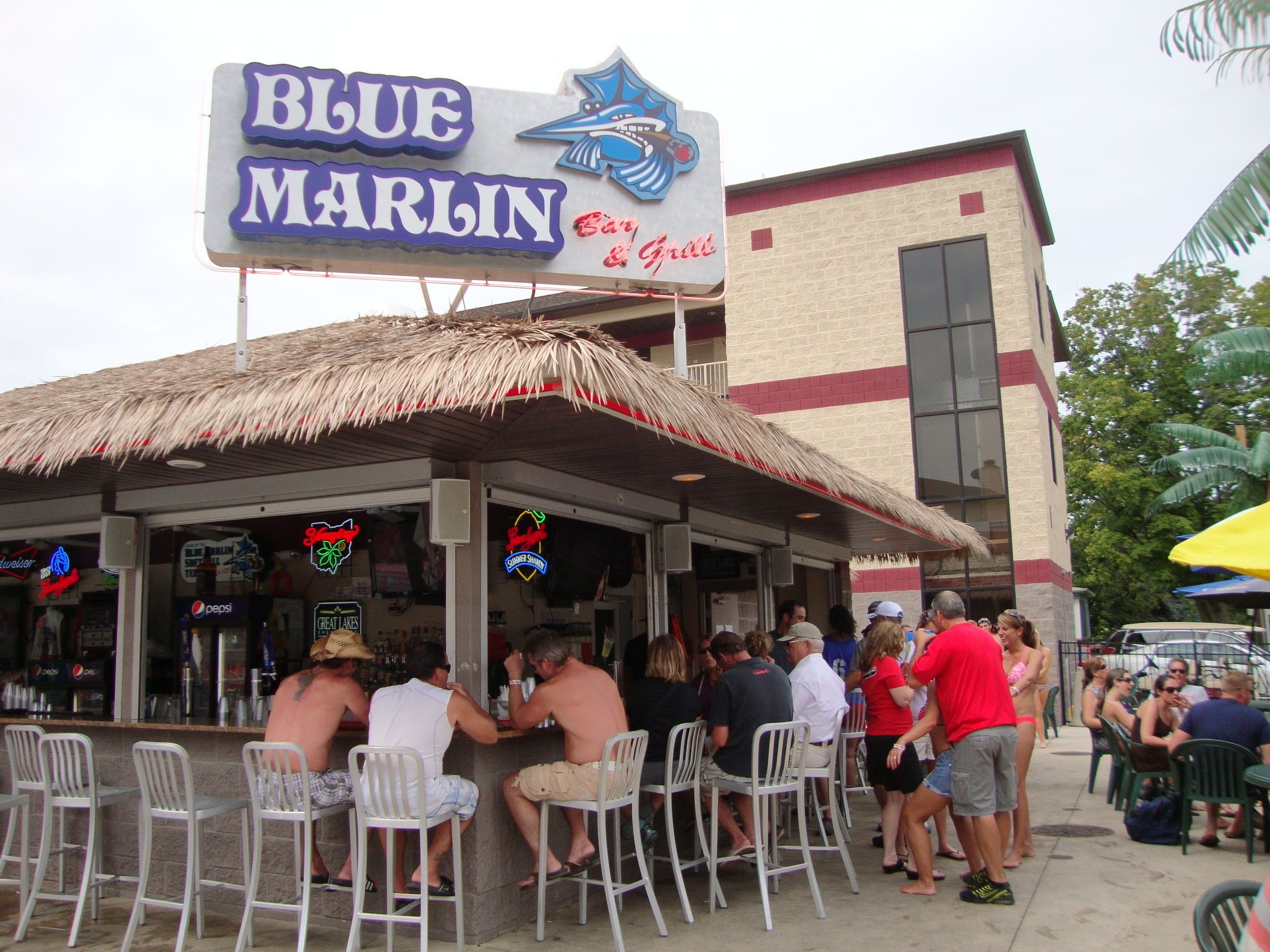 Restaurante Blue Marlin con terraza y techo de paja.