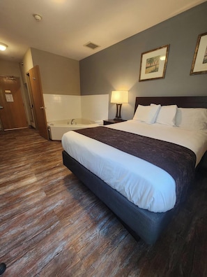 In-room safe, desk, iron/ironing board, free WiFi - Put-In-Bay Resort and Conference Center (Put-in-Bay)