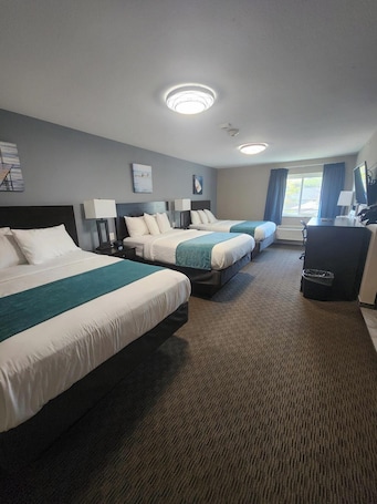 Luxury Triple Room, 1 Bedroom, Non Smoking | In-room safe, desk, iron/ironing board, free WiFi. Put-In-Bay Resort and Conference Center