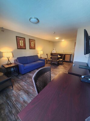 Suite, 1 soverom, ikke-røyk | Safe på rommet, skrivebord, strykejern/-brett og wi-fi (inkludert)