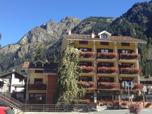 Front of property - ALBERGO ALPENROSE Ski&Bike Mountain Hotel (Gressoney-Saint-Jean)
