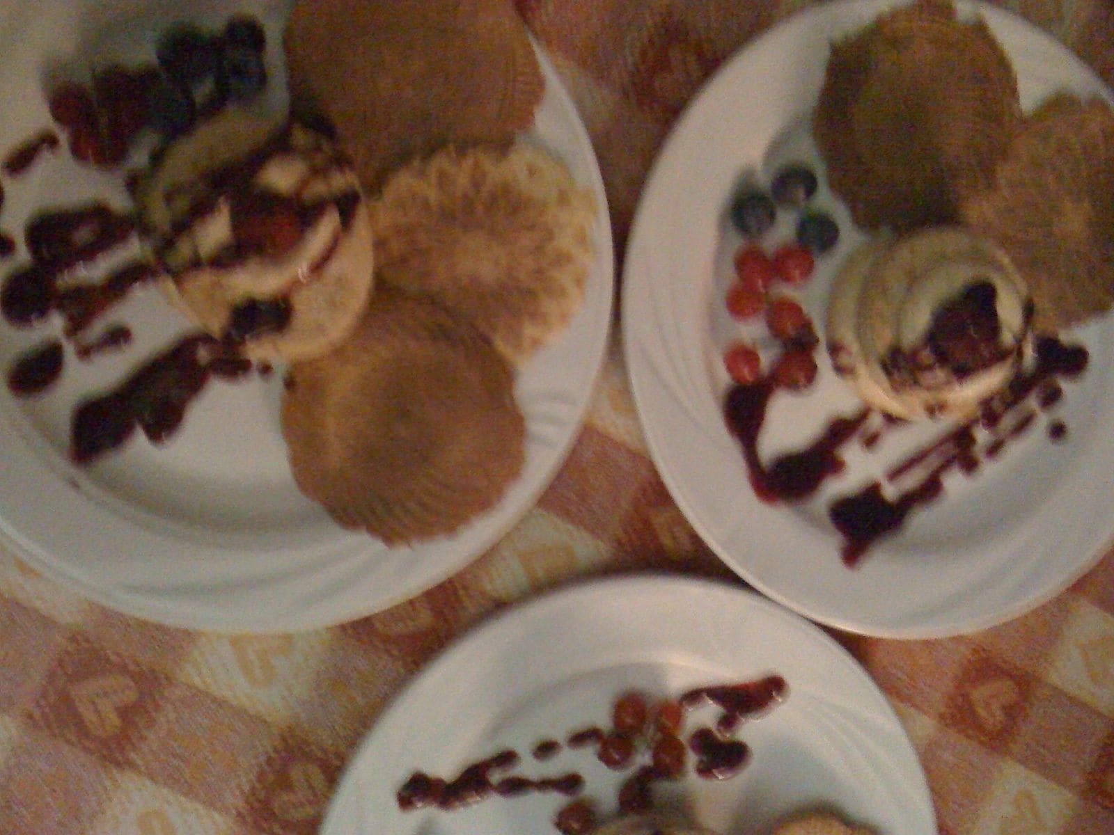 Tres platos con postres sobre un mantel.