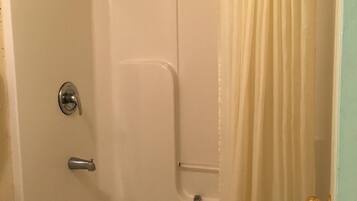 Combined shower/tub, towels