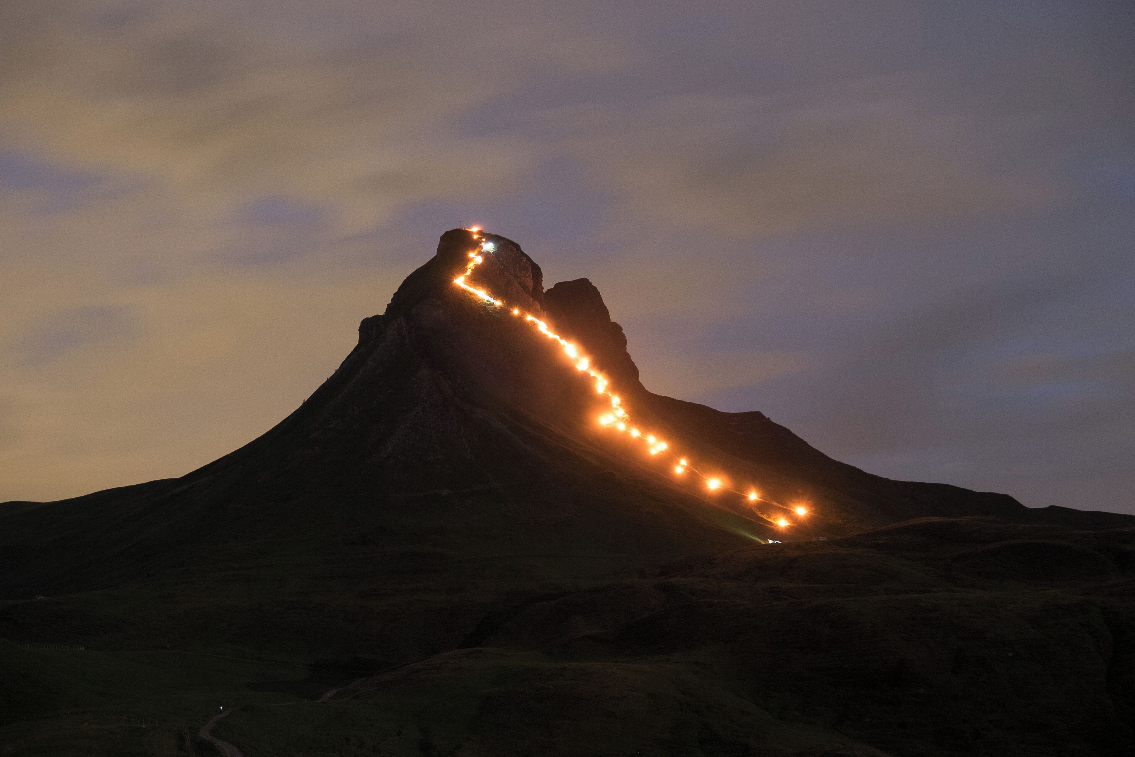 Una montaña con un sendero que asciende hacia la cima.