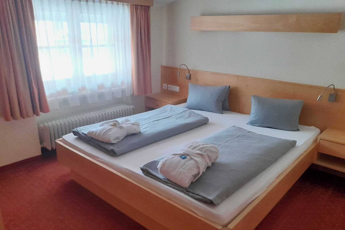 Classic Double Room | Peti besi dalam bilik, meja, ruang kerja komputer riba, kalis bunyi 