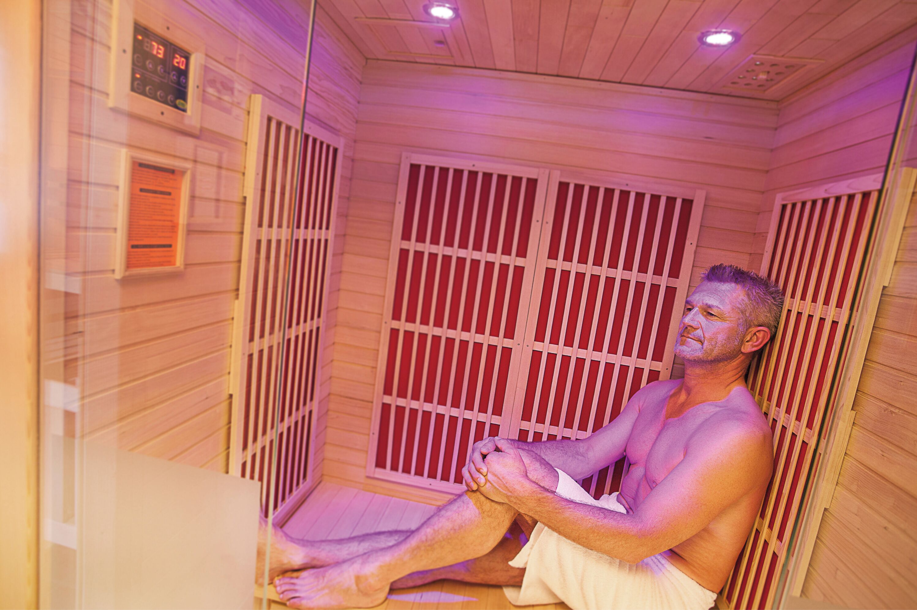 Un sauna avec des murs en bois et un plafond à lattes.