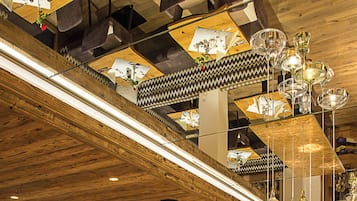 Se sirven cenas y cocina regional; con mesas al aire libre