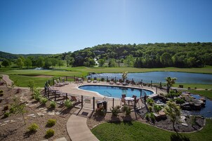 Una piscina cubierta, una piscina al aire libre, sombrillas, tumbonas