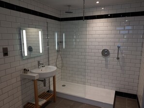 Executive Double Room, 1 Double Bed | Bathroom | Eco-friendly toiletries, hair dryer, towels - Station Hotel Aberdeen (Aberdeen)