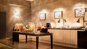 朝食、ランチ、ディナーに営業