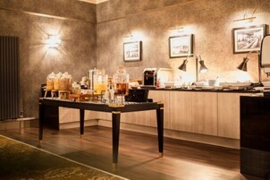 供应早餐、午餐和晚餐