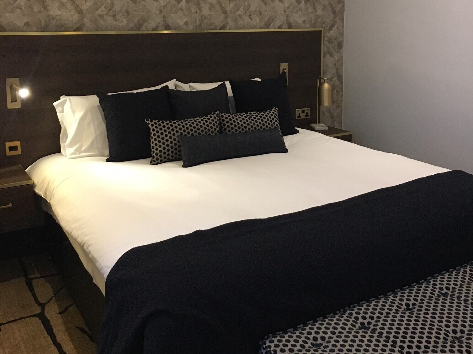 Hypo-allergenic bedding, desk, iron/ironing board, free WiFi