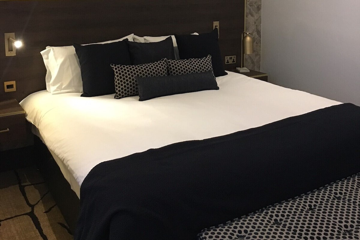 Hypo-allergenic bedding, desk, iron/ironing board, free WiFi