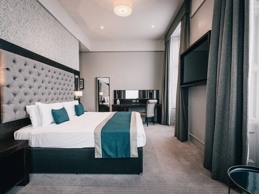 Hypo-allergenic bedding, desk, iron/ironing board, free WiFi