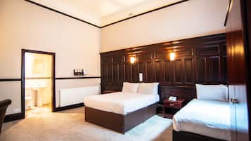 Habitación triple, varias camas | Ropa de cama hipoalergénica, escritorio y tabla de planchar con plancha