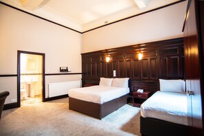 Hypo-allergenic bedding, desk, iron/ironing board, free WiFi