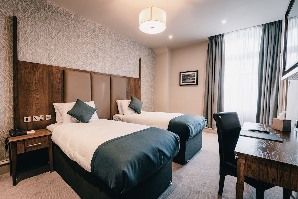 Twin Room, 2 Twin Beds | Hypo-allergenic bedding, desk, iron/ironing board, free WiFi