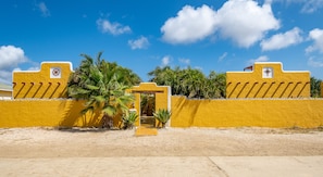 Fachada de la propiedad