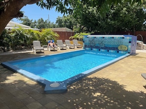 Una piscina al aire libre