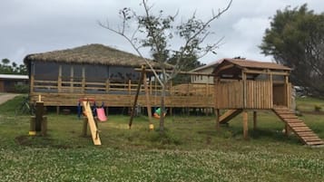 Lasten leikkialue ulkona