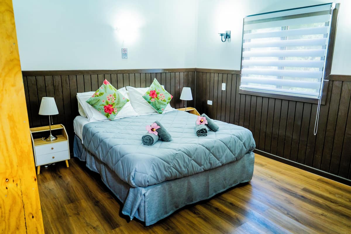 Cabaña Deluxe, 2 habitaciones | 1 dormitorio, ropa de cama de alta calidad, caja fuerte