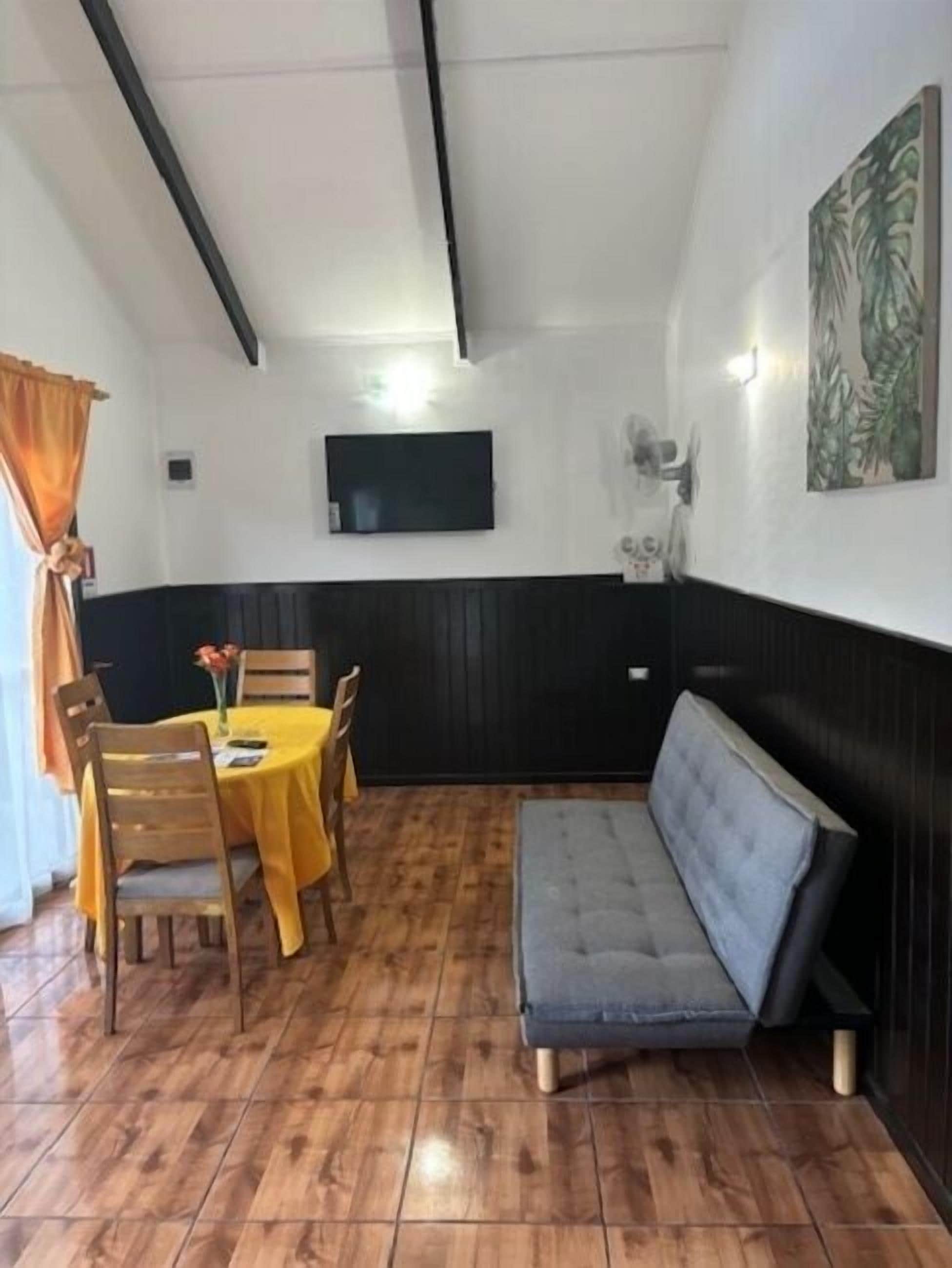 Baita Deluxe, 2 camere da letto | Area soggiorno | TV LED 43 pollici con canali via cavo