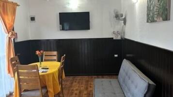 Baita Deluxe, 2 camere da letto | Area soggiorno | TV LED 43 pollici con canali via cavo