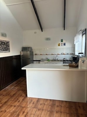 Cabaña Deluxe, 2 habitaciones | Cocina privada | Frigorífico, microondas, horno y placa de cocina