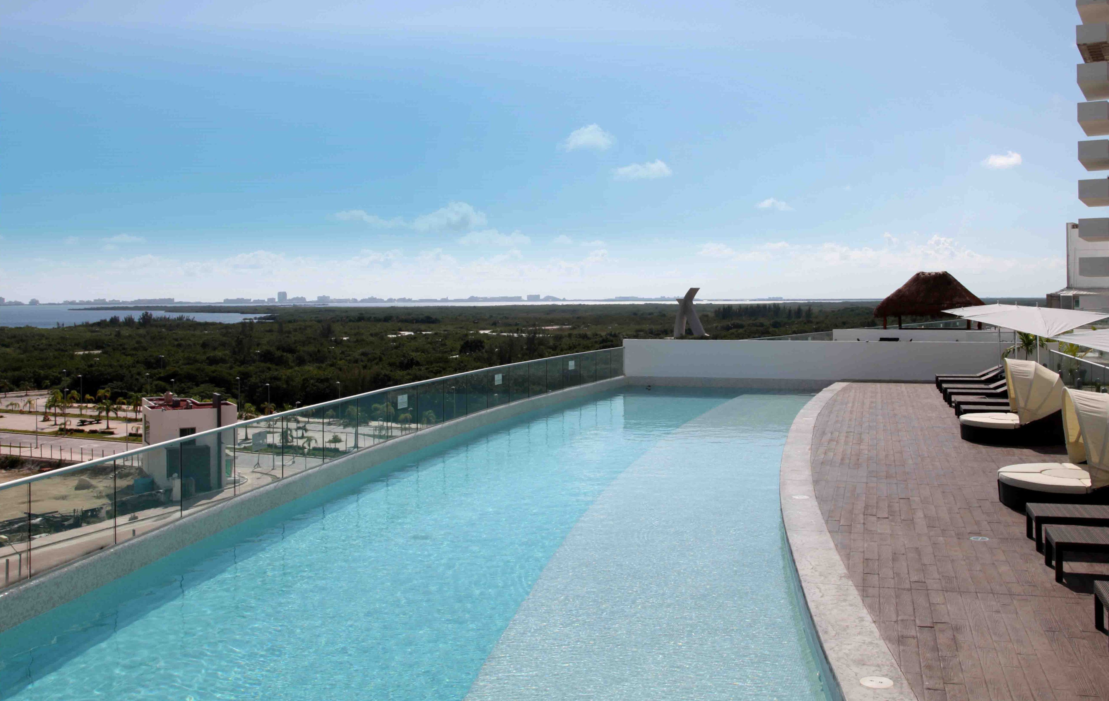 Piscina externa, funciona das 7h às 23h, guarda-sóis, espreguiçadeiras