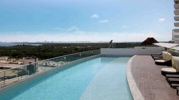 Piscina externa, funciona das 7h às 23h, guarda-sóis, espreguiçadeiras