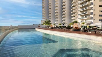 Piscina externa, funciona das 7h às 23h, guarda-sóis, espreguiçadeiras