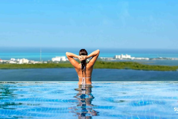 Ulkouima-allas avoinna 7.00–23.00, aurinkovarjoja, aurinkotuoleja