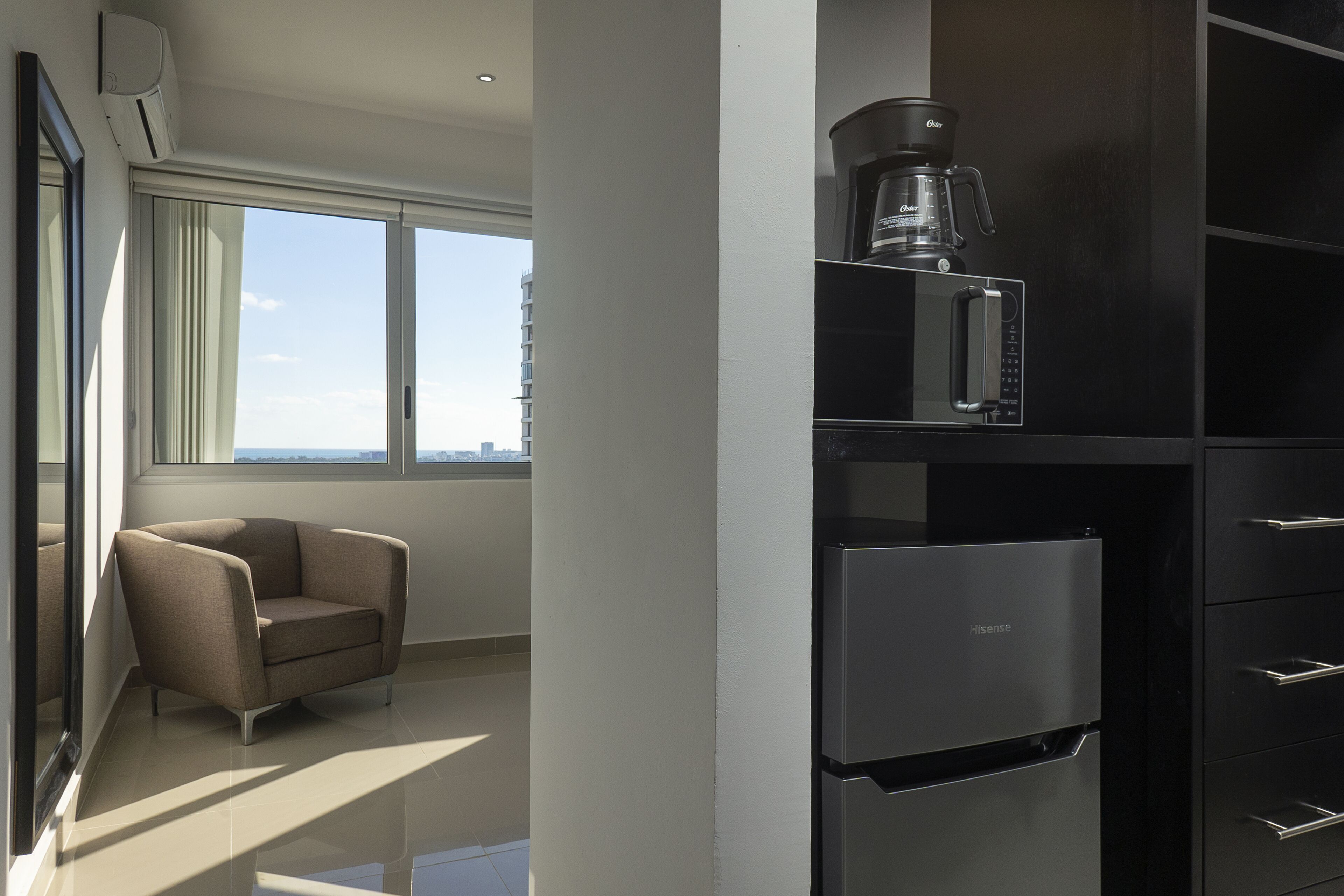 standard room, 1 king bed, non smoking, sea view | minibar