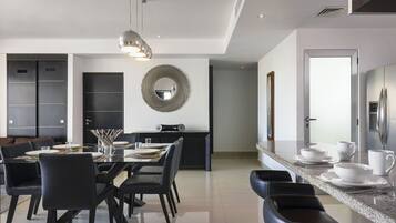 Suíte família, 3 quartos, cozinha, vista para o oceano | Sala de jantar