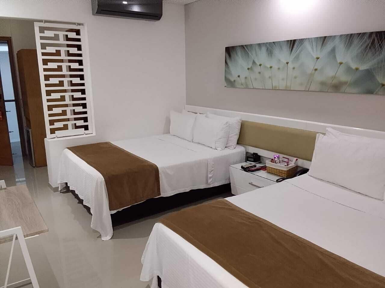 Kolmen hengen standard-huone | Minibaari, tallelokero huoneessa, ilmainen Wi-Fi, vuodevaatteet