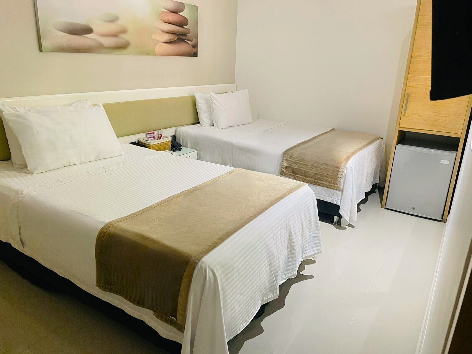 Kahden hengen perushuone (kaksi sänkyä) | Minibaari, tallelokero huoneessa, ilmainen Wi-Fi, vuodevaatteet