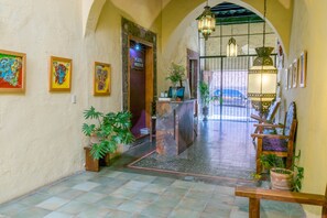 Interior entrance - Hotel Ruisenor (San Miguel de Allende)