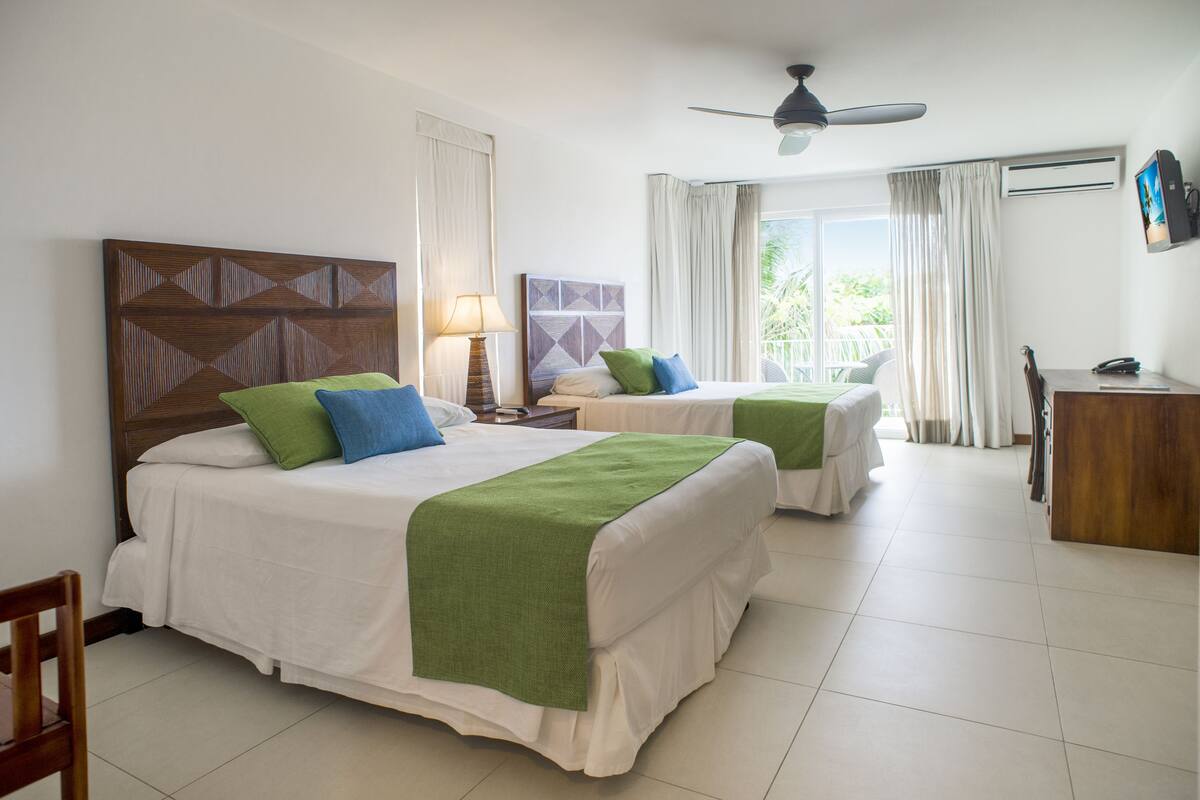 Chambre Supérieure, 2 grands lits, balcon, vue mer