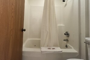 Kostenlose Toilettenartikel, Haartrockner, Handtücher
