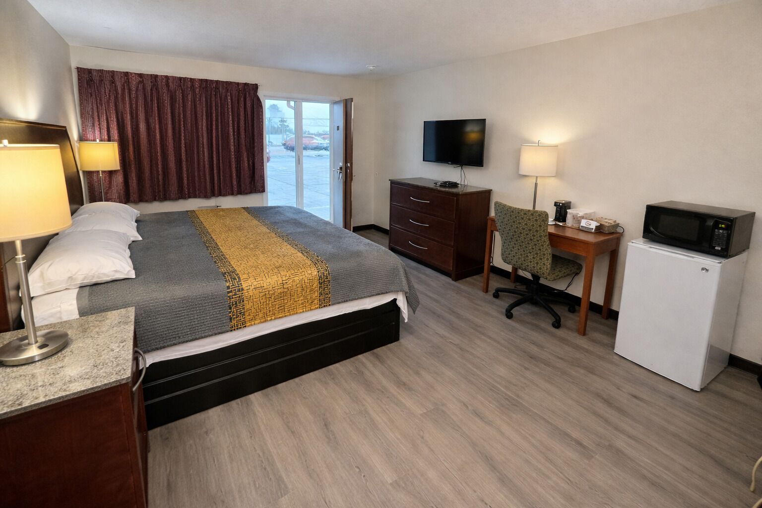 Room, 1 King Bed, Non Smoking | Desk, iron/ironing board, free WiFi, bed sheets