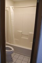 Bañera con ducha, secador de pelo