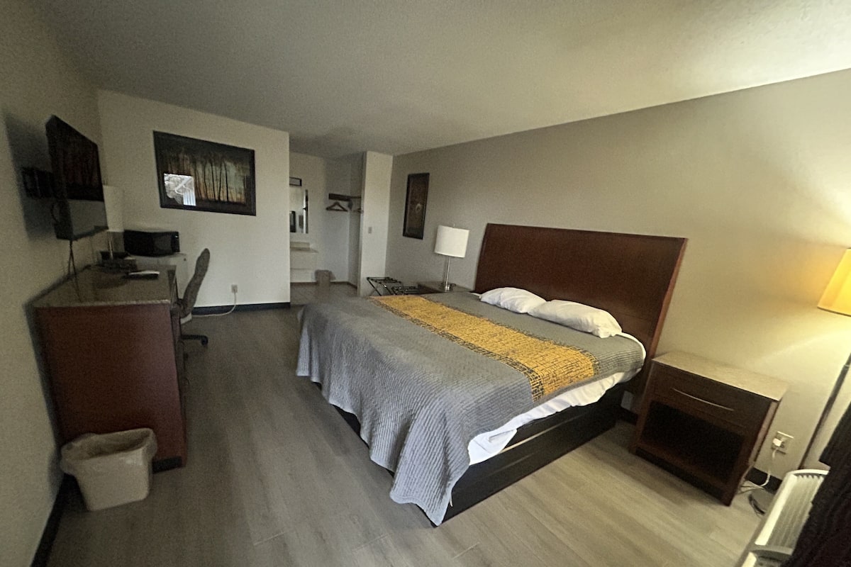 Chambre, 1 trĂšs grand lit, non-fumeur | Bureau, fer et planche Ă repasser, accĂšs au Wi-Fi (inclus)