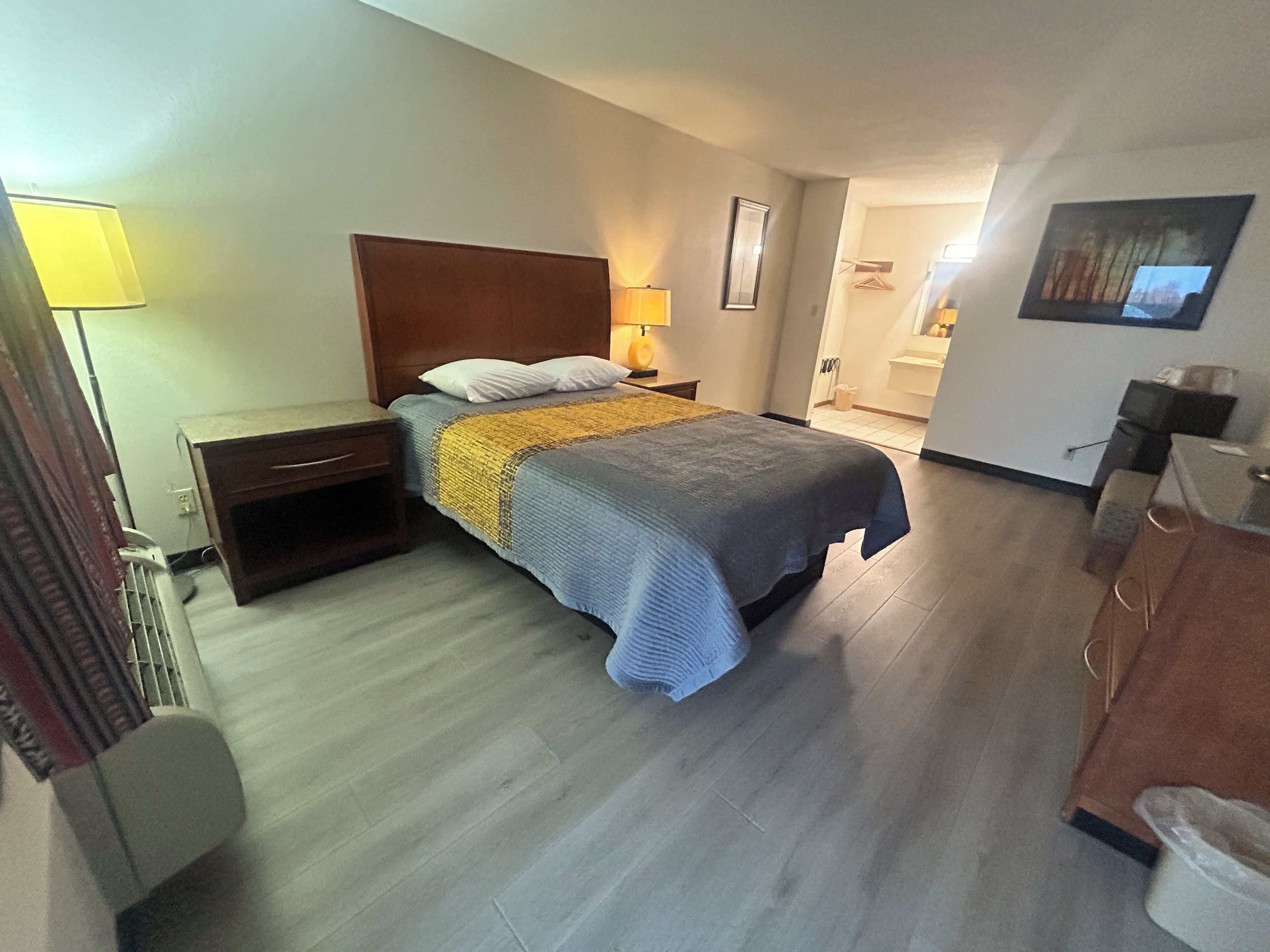 Room, 1 Queen Bed, Non Smoking | Desk, iron/ironing board, free WiFi, bed sheets