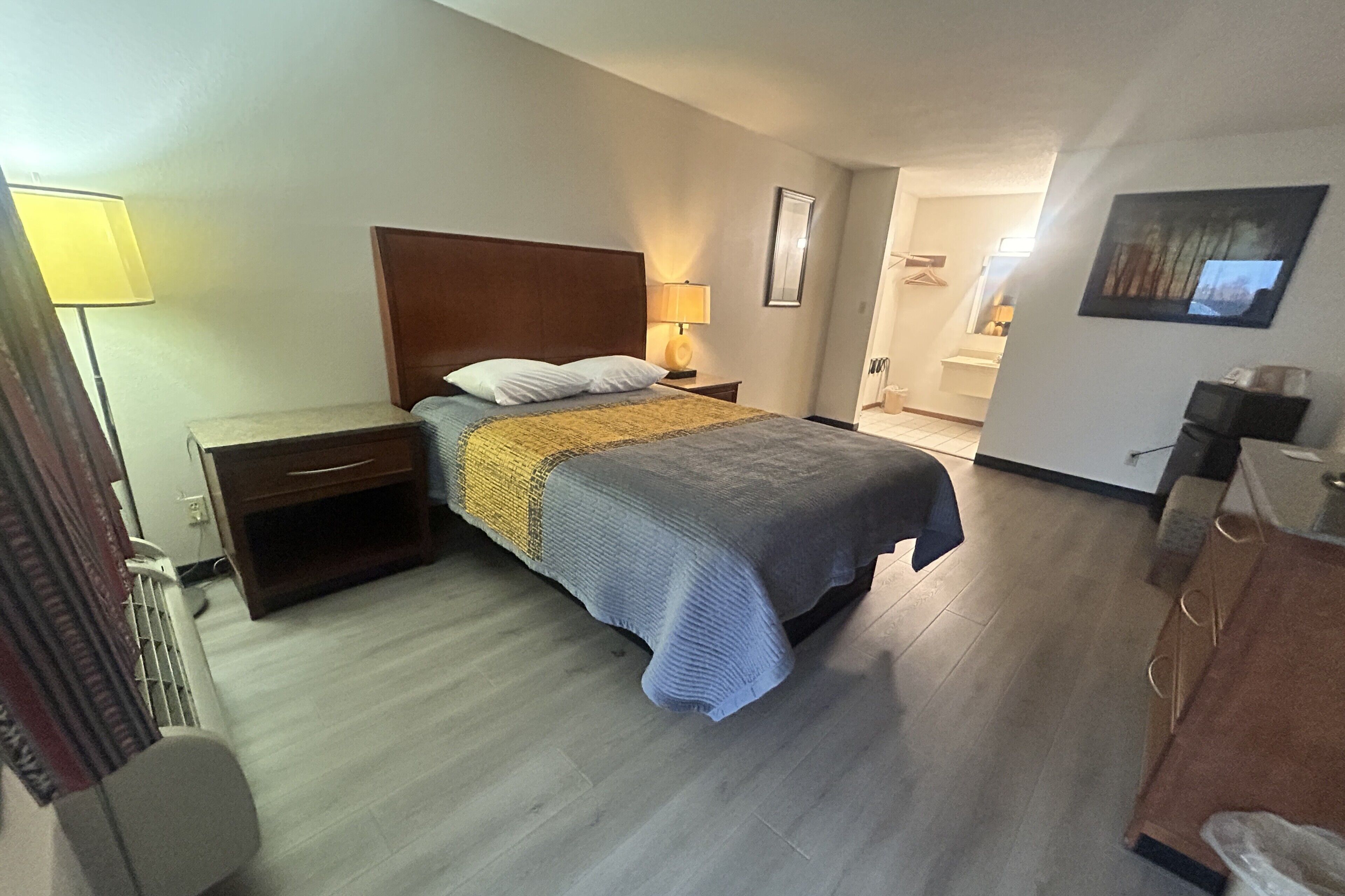 Room, 1 Queen Bed, Non Smoking | Desk, iron/ironing board, free WiFi, bed sheets