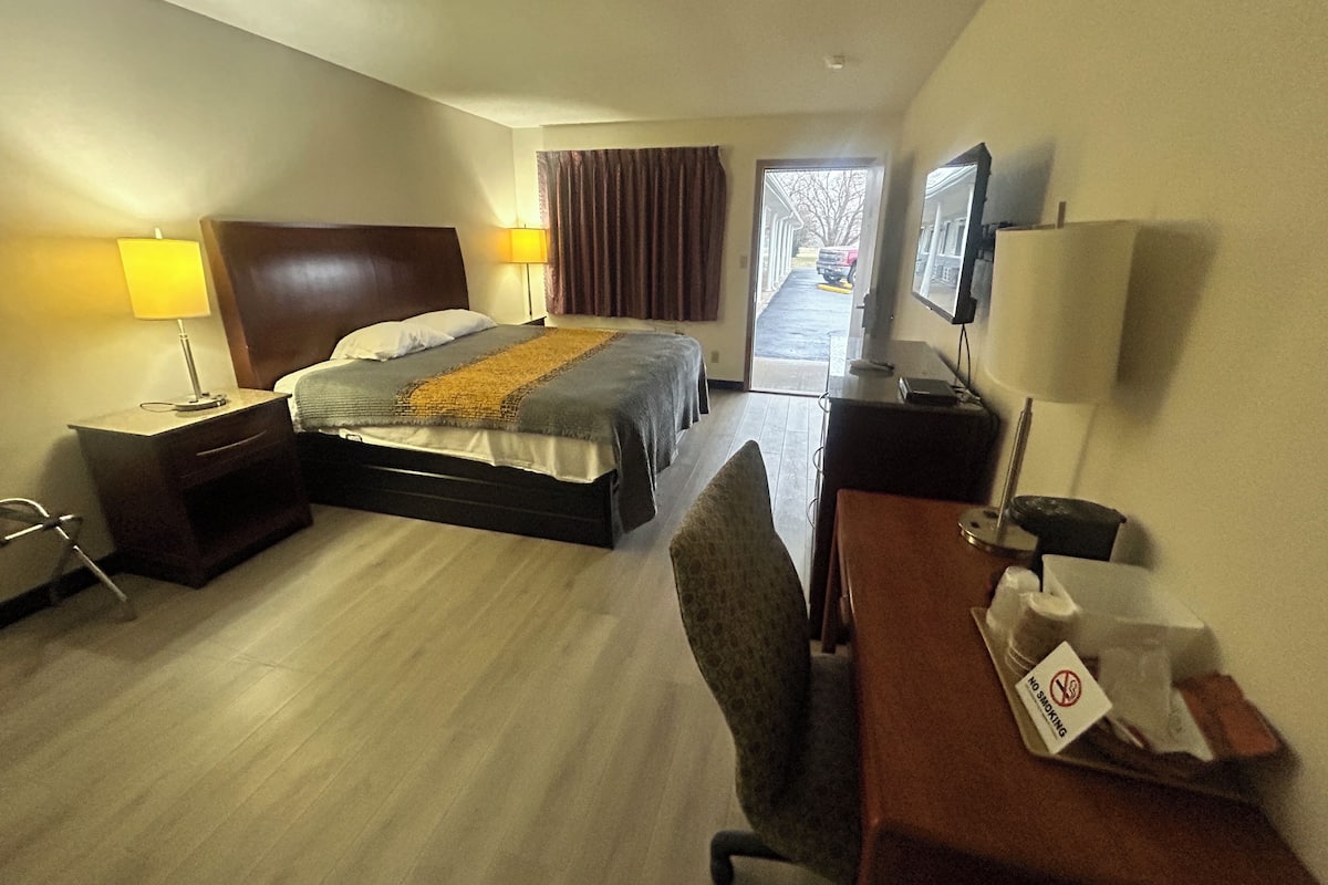 Room, 1 King Bed, Non Smoking