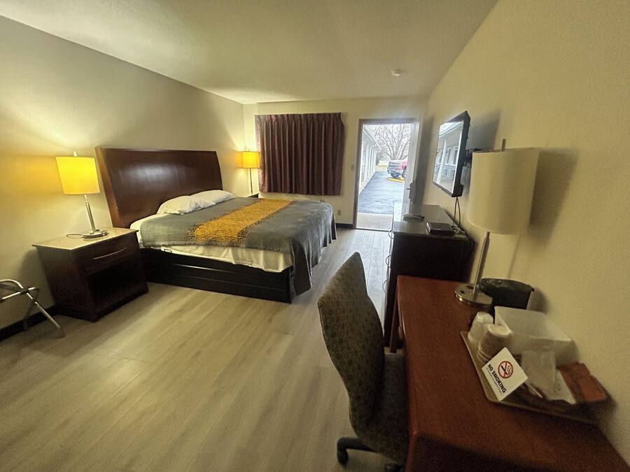 Rom, 1 kingsize-seng, ikke-røyk | Skrivebord, strykejern/-brett, wi-fi (inkludert) og sengetøy