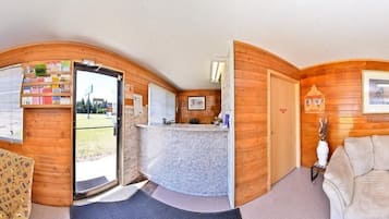 Kühlschrank, Mikrowelle, Wasserkocher mit Kaffee-/Teezubehör