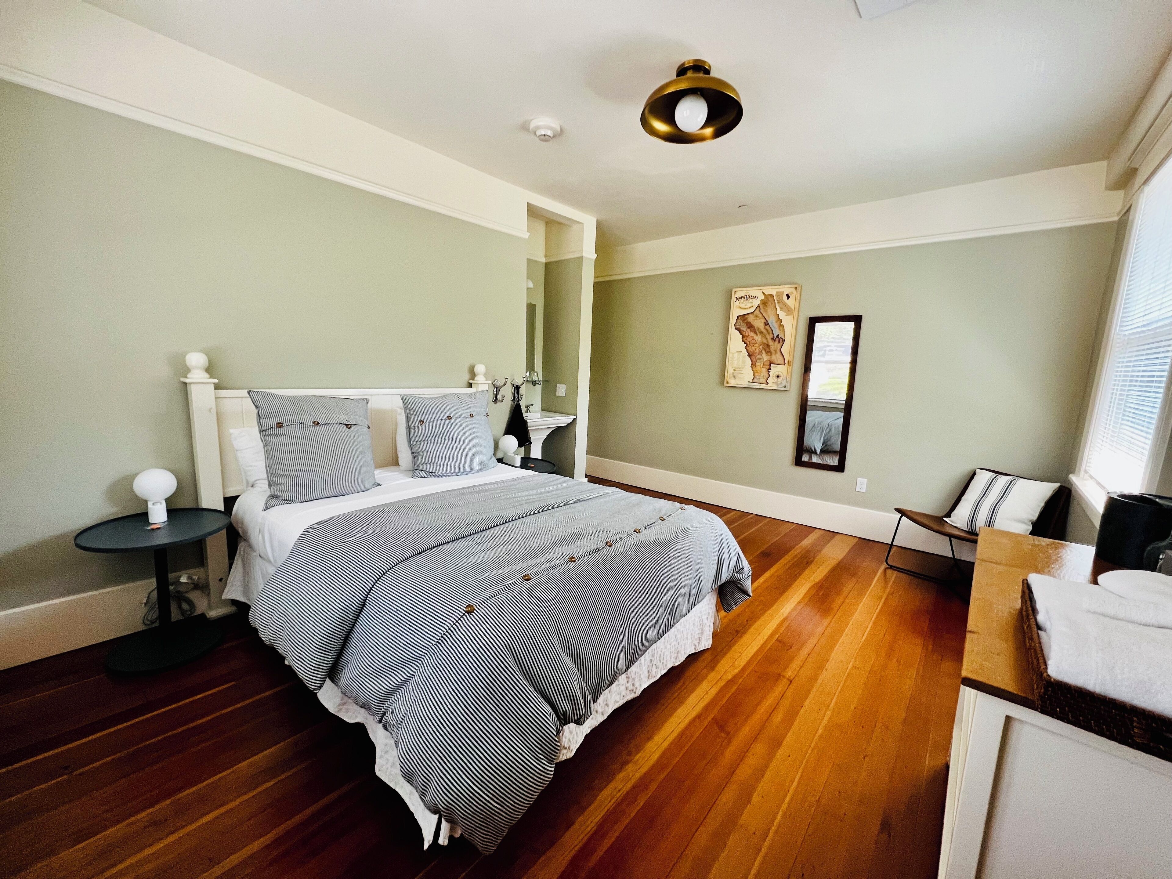 Standard Room, 1 Queen Bed, Shared Bathroom | Iron/ironing board, free WiFi, bed sheets
