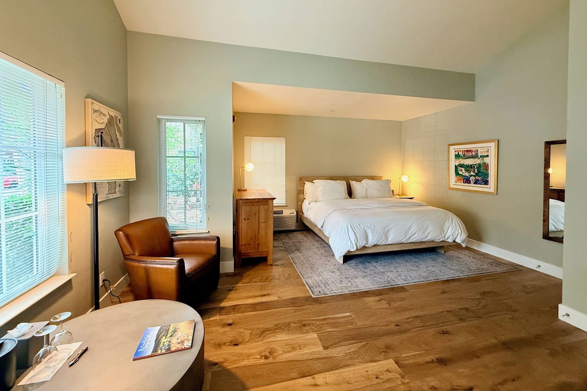 Iron/ironing board, free WiFi, bed sheets